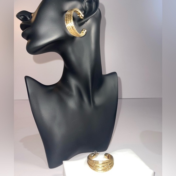 NWOT Gold Tone Hoop Earrings. - Picture 2 of 5